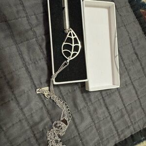 Chic Silver Leaf Pendant Necklace